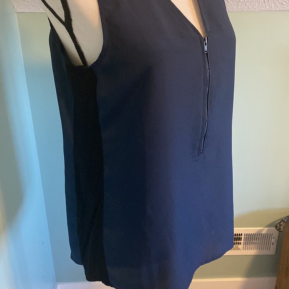 Peyton Jensen (Evereve) Multi Media V-neck Zip-front Sleeveless Top - Picture 3 of 9